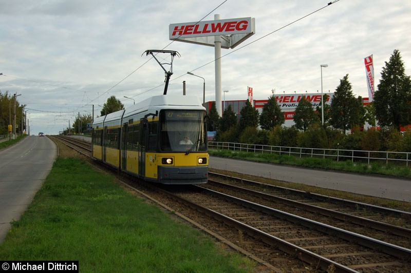 Bild: 2033 als Linie 27 vor der Haltestelle Rhinstraße/Gärtnerstraße.