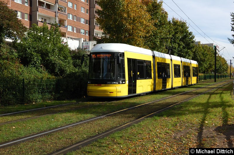 Bild: 4008 als Linie M5 zwischen den Haltestellen Prerower Platz und Ahrenshooper Str.