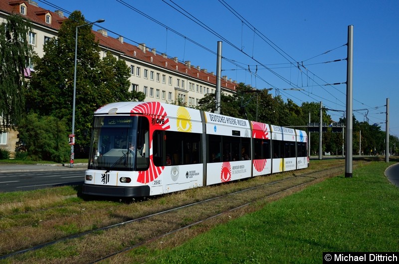 Bild: 2542 als Linie 4 in der Grunaer Straße zwischen den Haltestellen Deutsches Hygiene-Museum und Pirnaischer Platz.