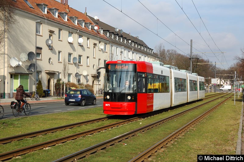 Bild: 3075 als Linie 4 zwischen den Haltestellen Huckelriede und Sielhof.