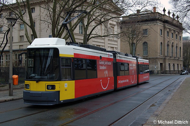 Bild: 1054 als Linie M1 an der Haltestelle Am Kupfergraben.