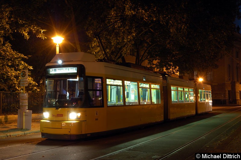 Bild: 1005 als Linie M1 an der Haltestelle Am Kupfergraben.