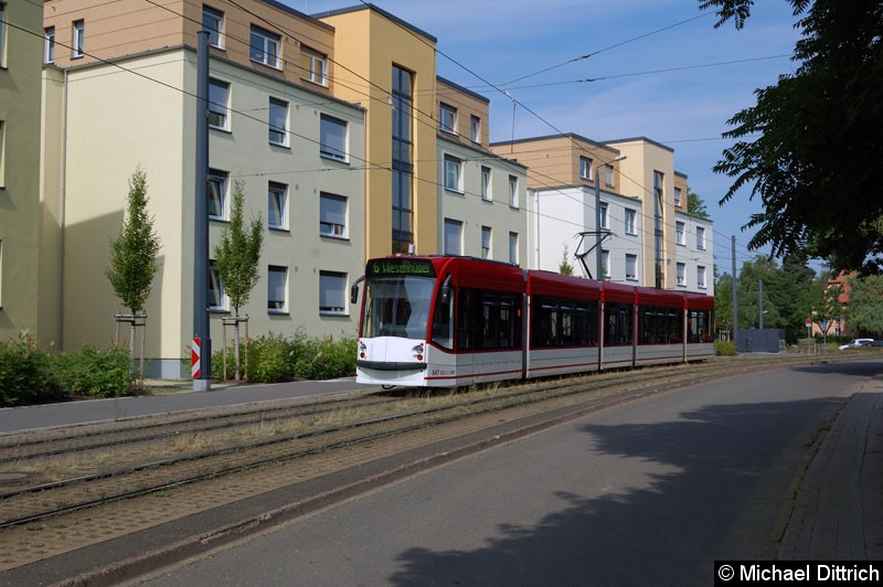 Bild: Combino 647 als Linie 6 in der Melchendorfer Str. zwischen den Haltestellen Agentur für Arbeit und Am Schwemmbach.