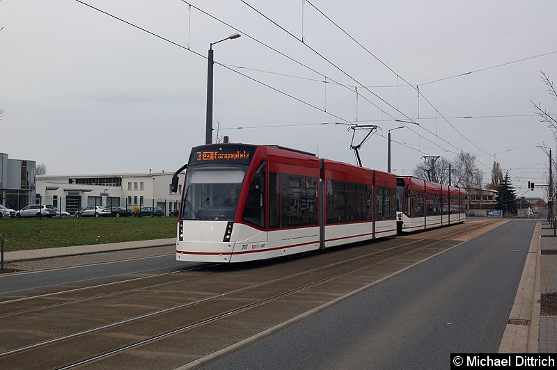 Bild: Combino 717 und 638 als Linie 3 vor der Haltestelle Mittelhäuser Str.