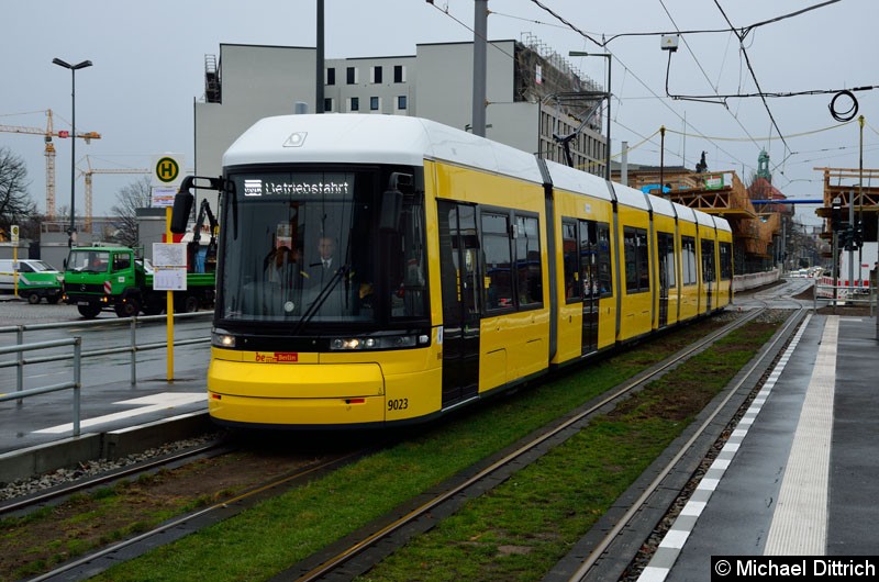 Bild: 9023 auf Einweisungsfahrt an der neuen provisorischen Haltestelle Hauptbahnhof.