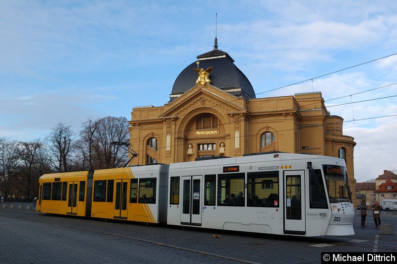 Bild: NGT8G 203 vor dem Theater.