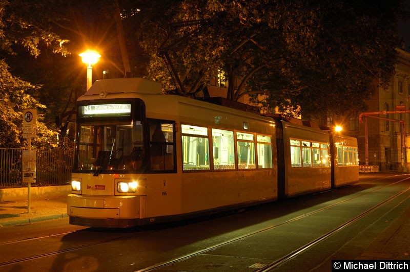 Bild: 1051 als Linie M1 an der Haltestelle Am Kupfergraben.
