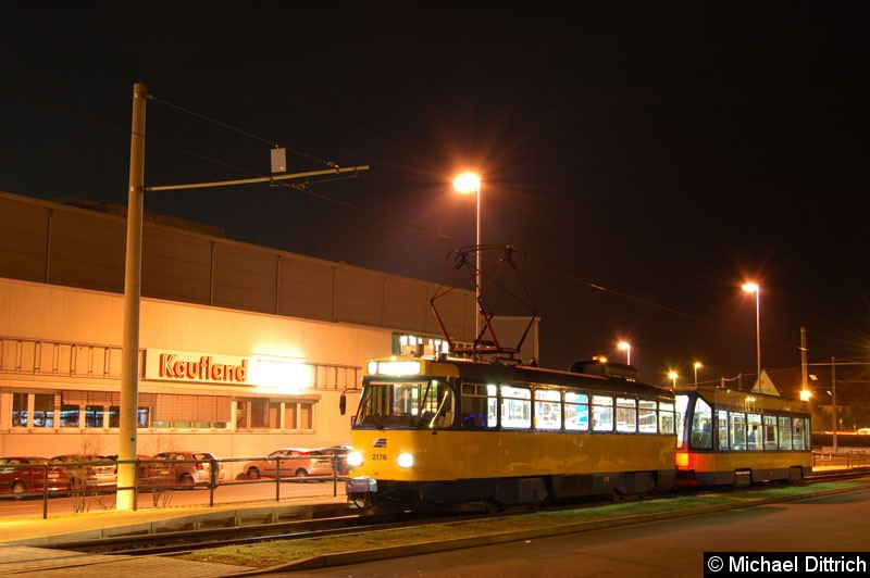 Bild: 2176 mit Beiwagen in der Endstelle Sommerfeld.