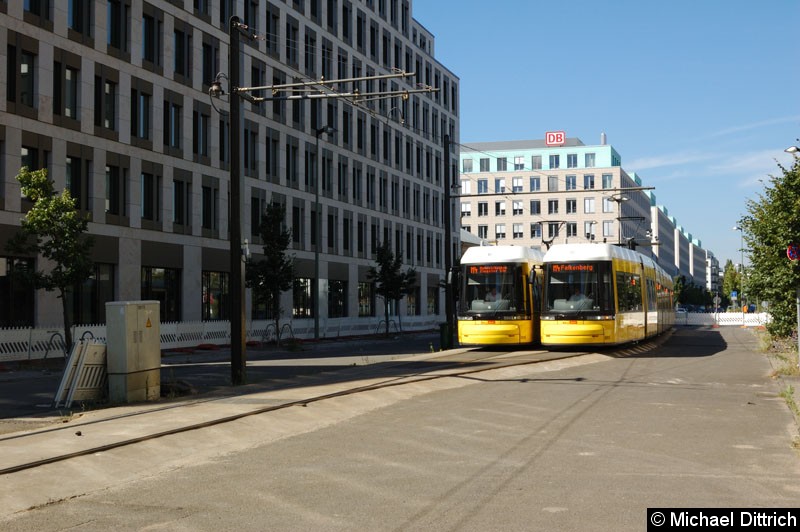 Bild: 8013 und 8010 als Linie M4 in der Wendestelle Nordbahnhof. Die M4 wurde wegen einer Demo hierher umgeleitet.