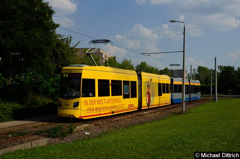 Bild: 1338 + 1303 als Linie 8 an der Haltestelle Grünau-Nord.
