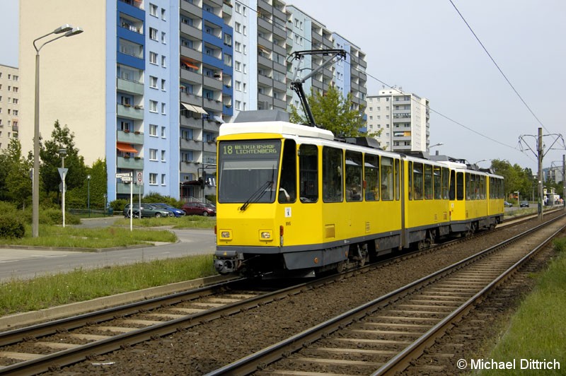 Bild: 7062 als Linie 18 vor der Haltestelle Zossener Straße/Alte Hellersdorfer Straße.