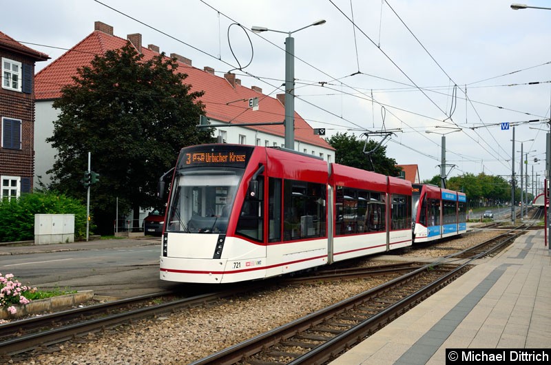 Bild: Combino 721 und 717 als Linie 3 beim Verlassen der Haltestelle Klinikum.