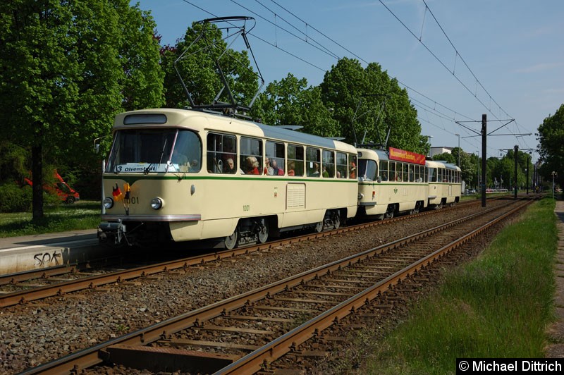 Bild: Wagen 1001 + 1120 + 2002 als Linie 3 anlässlich 30 Jahre Strecke nach Olvenstedt: Hier kurz vor der Haltestelle Albert-Vater-Str.