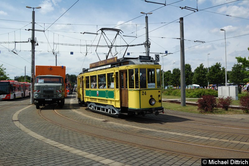 Bild: Wagen 24 verlässt den Betriebshof um als Linie 110 seine Rundfahrt zu machen.