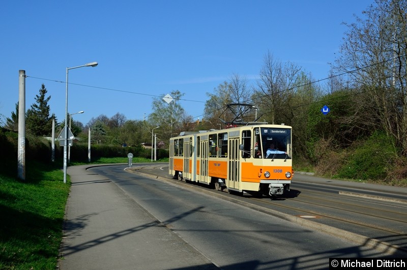 Bild: 1308 in der Wurzner Str. kurz vor den Eisenbahnbrücken.