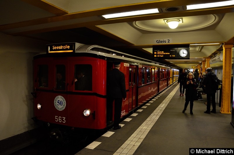 Bild: 563 als Sonderfahrt im Bahnhof Naturkundemuseum.