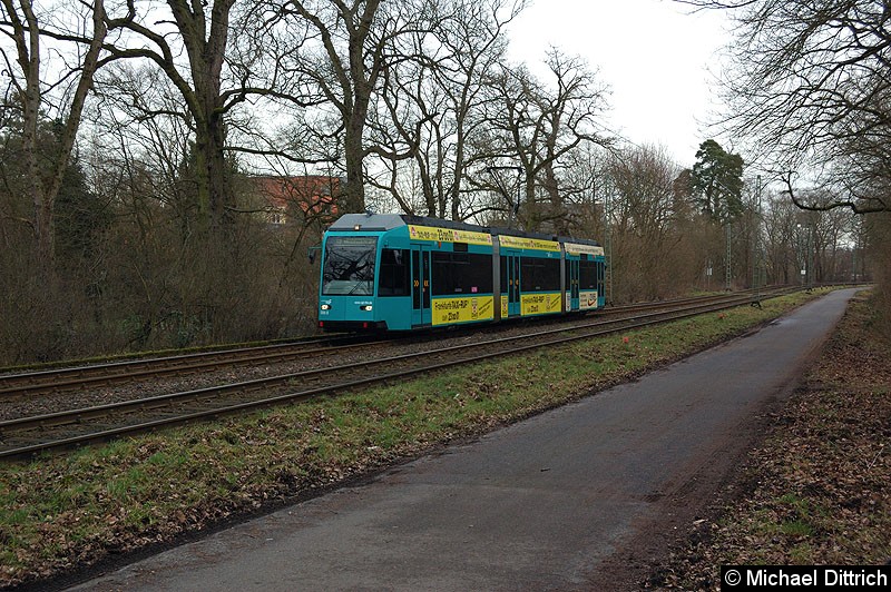 Bild: 006 als Linie 19 zwischen den Haltestellen Waldau und Waldfriedhof Goldstein.
Die Linie 19 verkehrt nur zwei mal am Tag als reine Schülerlinie.