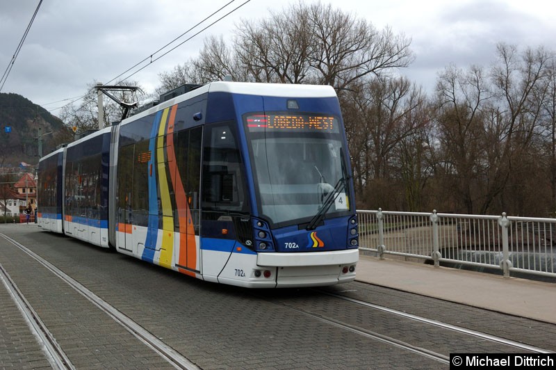 Bild: Wagen 702 als Linie 4 auf der Brücke kurz hinter der Haltestelle Paradiesbahnhof.