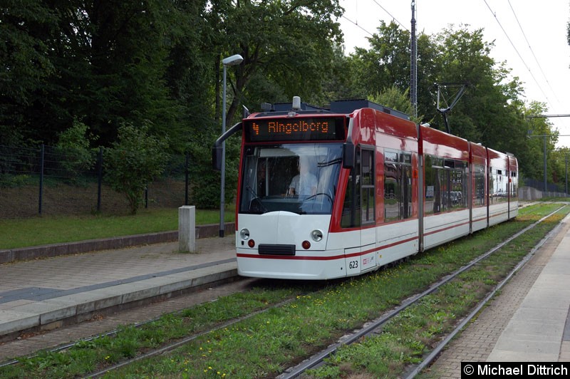 Bild: 623 als Linie 4 bei der Durchfahrt in der Haltestelle Am Kreuzchen.