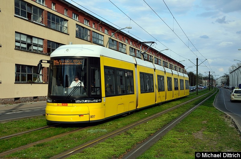 Bild: 8017 als Linie M4 in der Buschallee kurz der gleichnamigen Haltestelle.