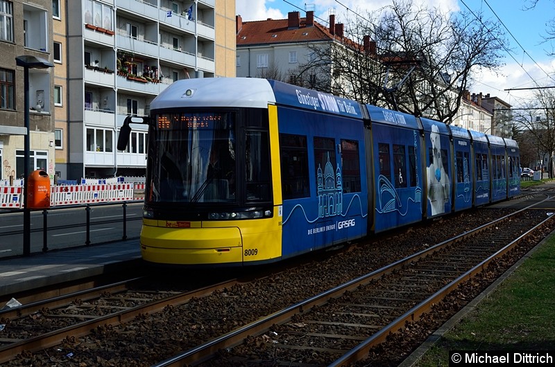 Bild: 8009 als Linie M4 an der Haltestelle Arnswalder Platz.