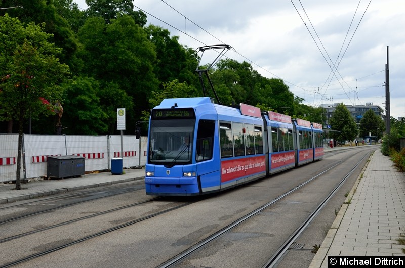 Bild: 2220 als Linie 20 kurz vor der Haltestelle U Westbahnhof.