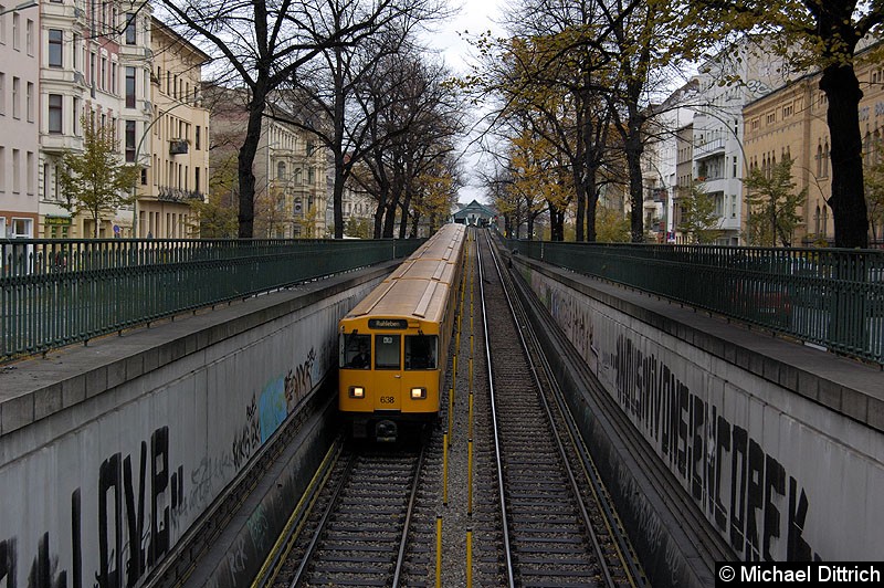 Bild: An der Spitze des Zug Wagen 638 zwischen den Bahnhöfen Eberswalder Str. und Seenefelder Platz.