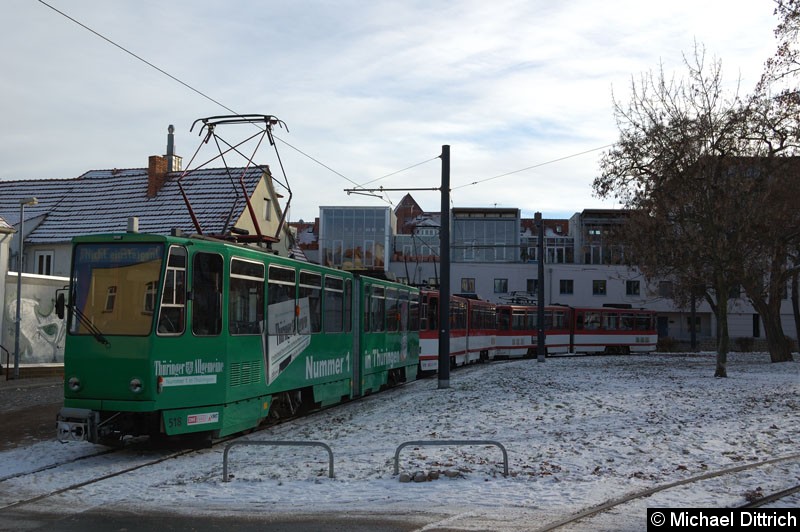 Bild: Nach zwei Unfällen setzte der KT4D 518 mit 519 und 405 am Domplatz aus und wartet hier in der Wendeschleife auf seine Weiterfahrt.