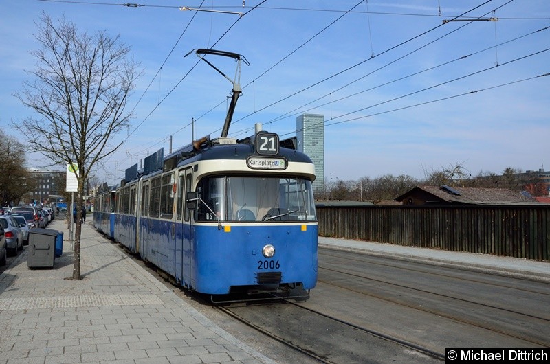 Bild: 2006 + 2039 als Linie 21 an der Endstelle U Westfriedhof.