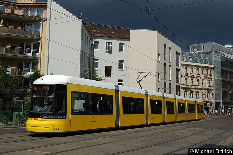 Bild: Dunkle Wolken zogen über Berlin, 8018 sonnte sich trotzdem in der Großen Präsidentenstr.