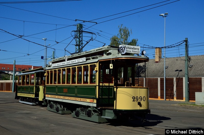 Bild: 2990 und sein Beiwagen 808 wurden auf dem Betriebshof Köpenick vorgezogen.