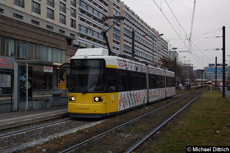 Bild: 1018 als Linie M5 an der Haltestelle Spandauer Str./Marienkirche.