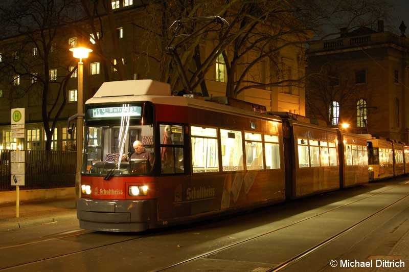 Bild: 1045 als Linie M1 an der Haltestelle Am Kupfergraben.