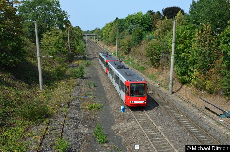 Bild: Als erster Wagen fährt hier der 2237 in Richtung Bonn in die Haltestelle Buschdorf ein.