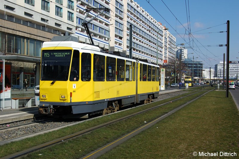 Bild: 7076 als Linie M5 an der Haltestelle Spandauer Straße/Marienkirche.