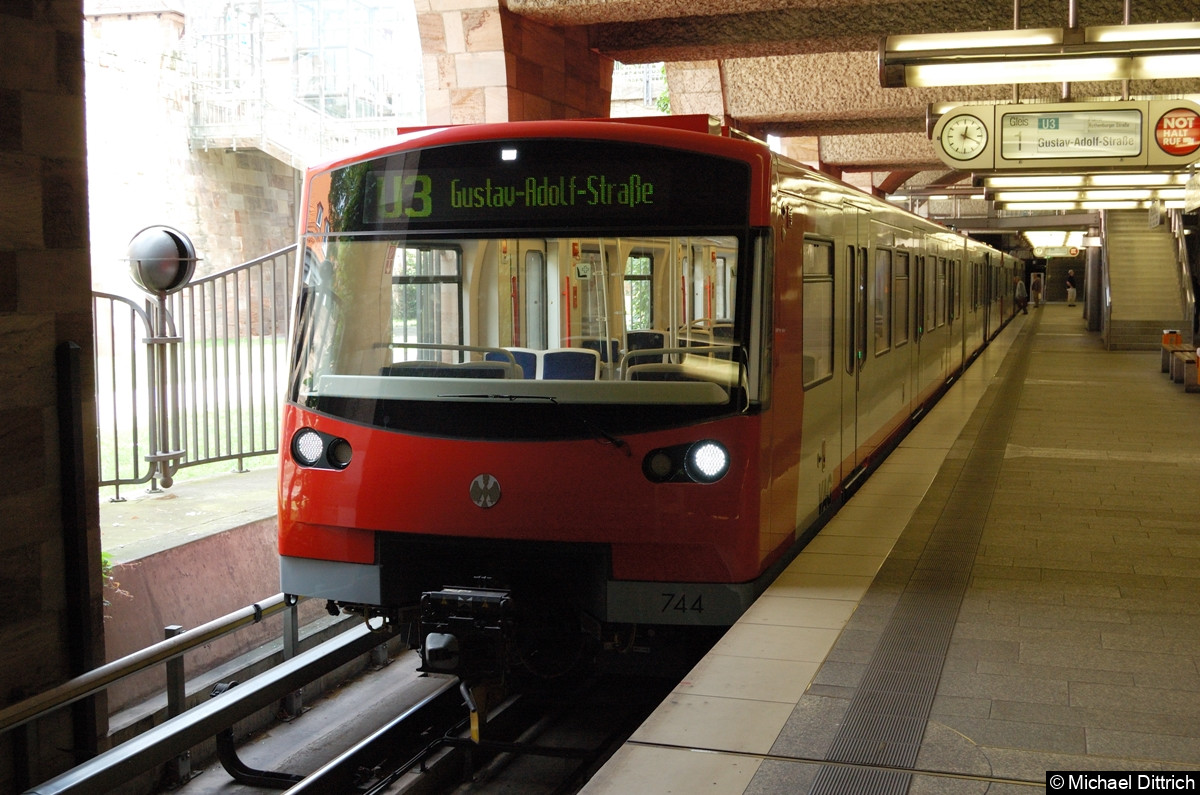 744 als Linie U3 in der Haltestelle Opernplatz.