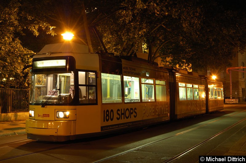 Bild: 1055 als Linie M1 an der Haltestelle Am Kupfergraben.