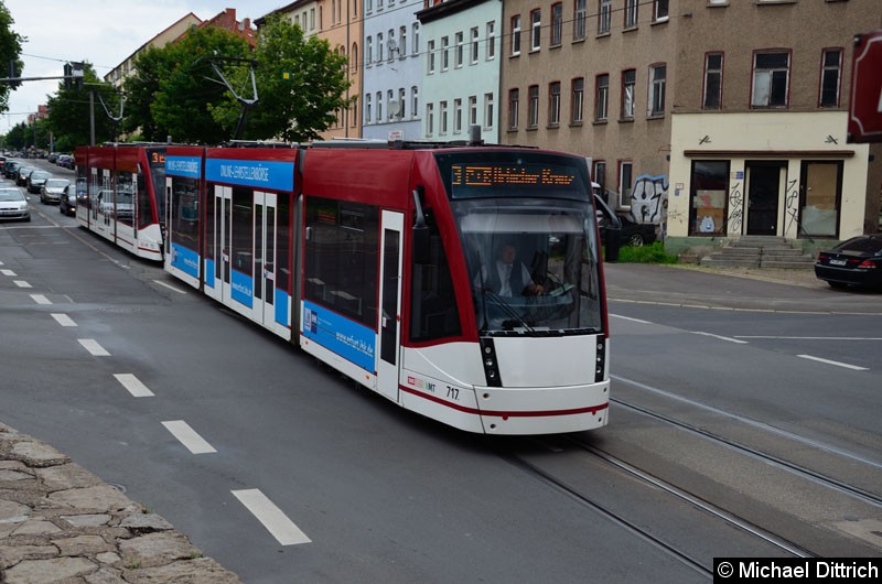 Bild: Combino 717 und 713 als Linie 3 auf der Kreuzung Bergstraße/Andreasstraße.