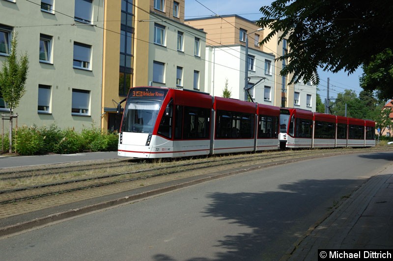 Bild: Combino 721 und 640 als Linie 3 in der Melchendorfer Str. zwischen den Haltestellen Agentur für Arbeit und Am Schwemmbach.