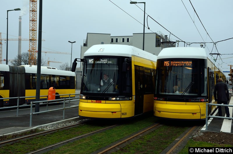 Bild: 9020 und 8020 als Linie M5 an der Haltestelle Hauptbahnhof.