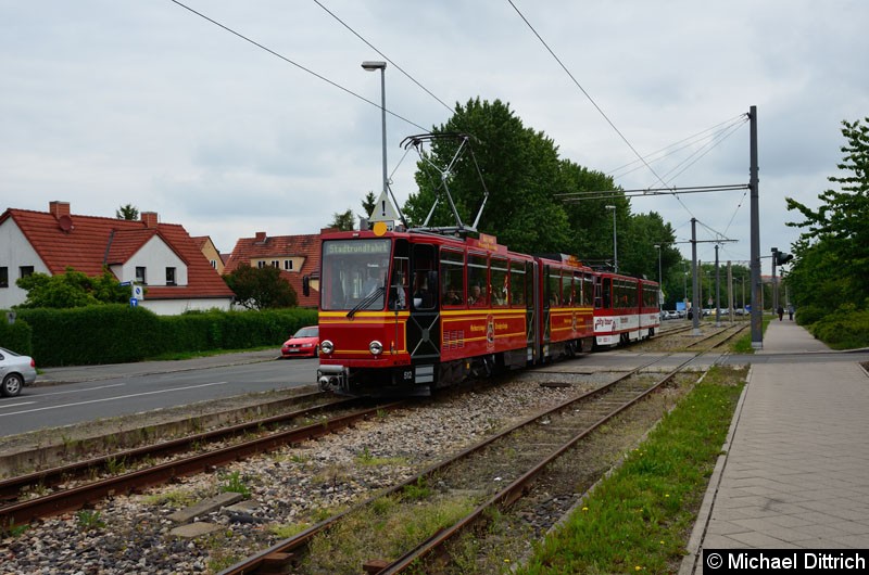 Bild: Auf der Stadtrundfahrt werden nun unter anderem die KT4D 512 und 520 eingesetzt.
Hier auf der Betriebsstrecke in der Marie-Elise-Kayser-Str.
