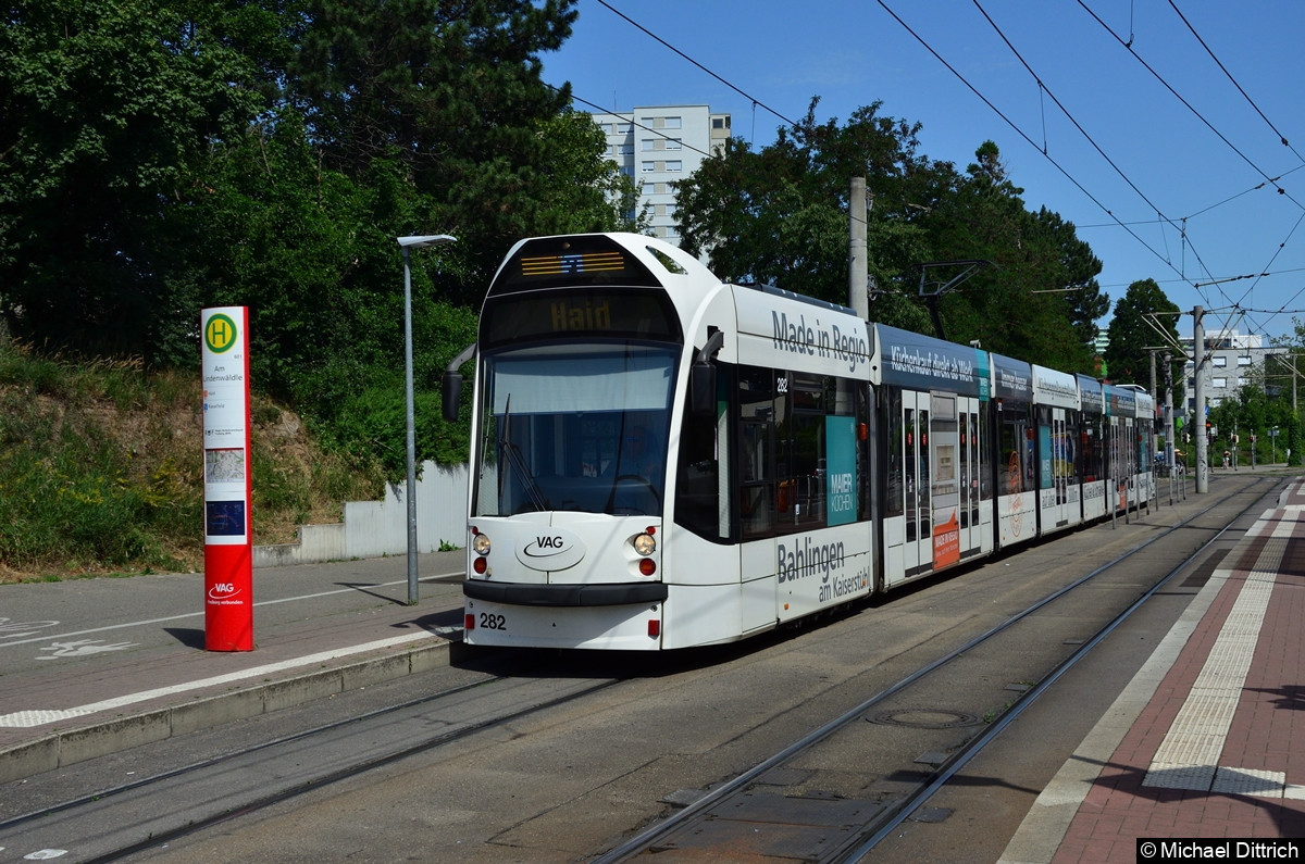 Bild: 282 als Linie 3 an der Haltestelle Am Lindenwäldle.