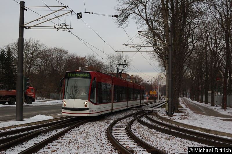 Bild: Combino 654 als Linie 1 kurz vor der Haltestelle Thüringenhalle.