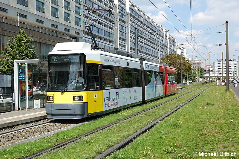 Bild: 1102 als Linie M5 an der Haltestelle Spandauer Straße/Marienkirche.