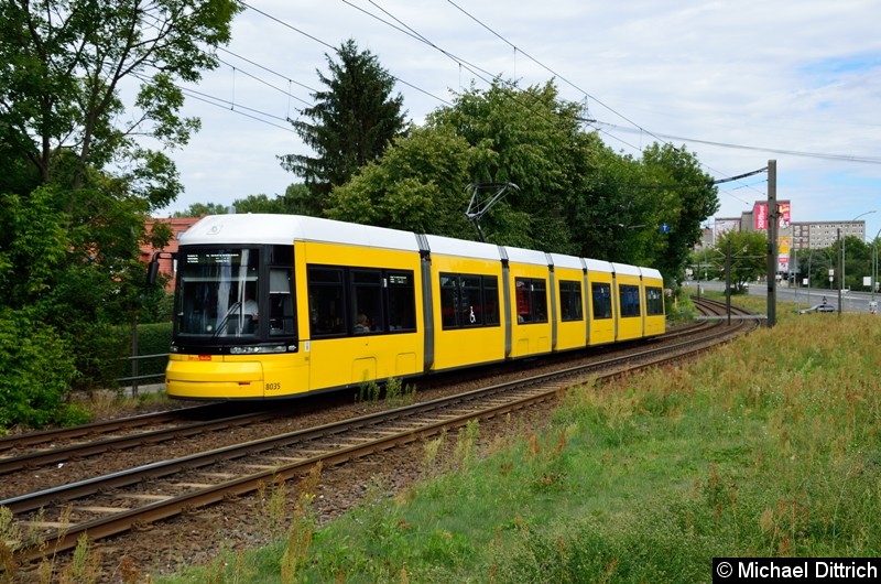 8035 als Linie M6 kurz vor der Haltestelle Landsberger Allee/Rhinstr.