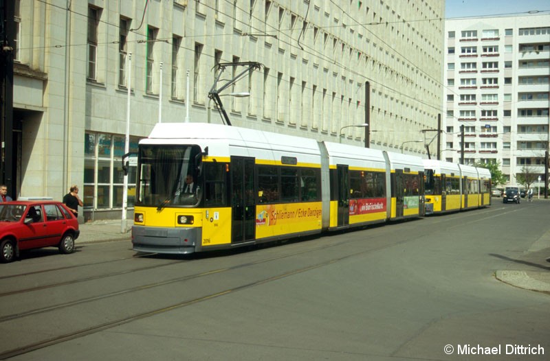 Bild: 2016 und 2017 als Linie M5 in der Bernhard-Weiß-Str. (vormals ohne Namen).