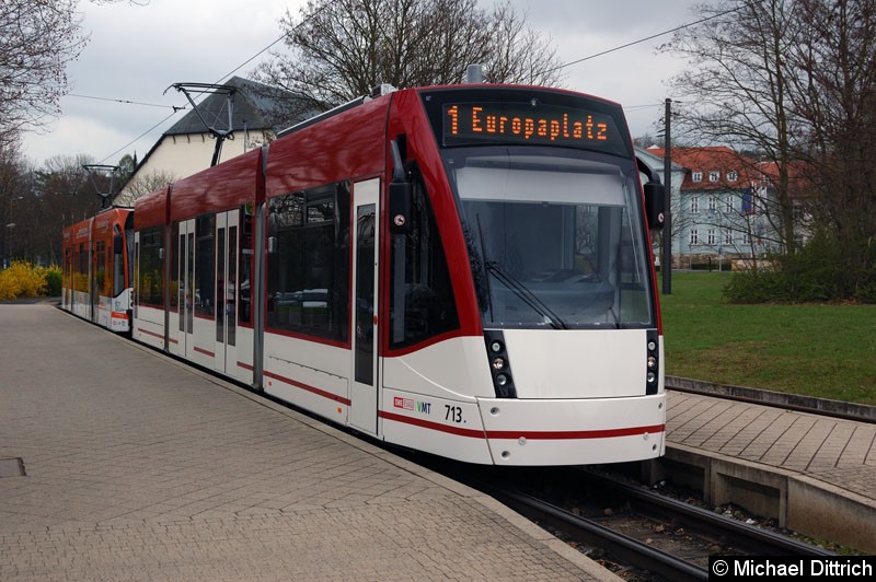 Bild: 713 und 707 als Linie 1 an der Haltestelle Thüringenhalle.