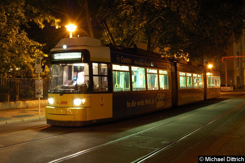 Bild: 1077 als Linie M1 in der Haltestelle Am Kupfergraben.