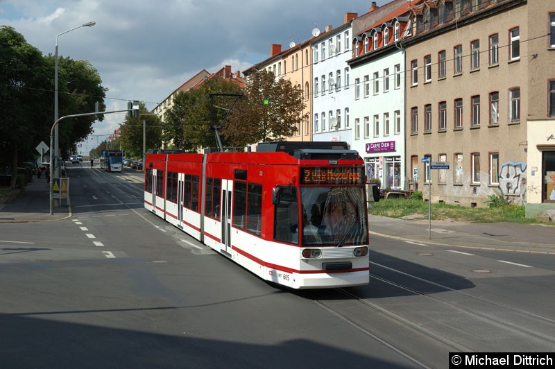 Bild: 605 als Linie 2 beim Verlassen der Haltestelle Bergstraße.