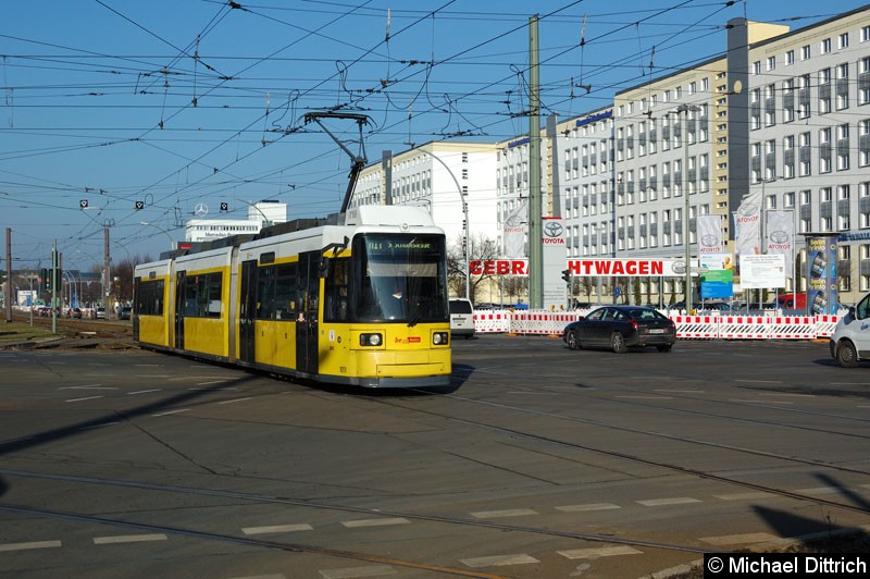 Bild: 1051 als Linie M17 auf der Kreuzung Allee der Kosmonauten/Rhinstr.